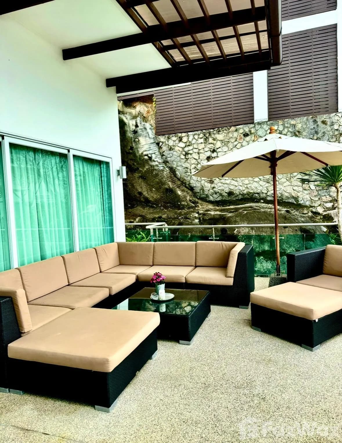 Spacious Freehold 3 Bedroom Condo with Pool 1392078 - image 7