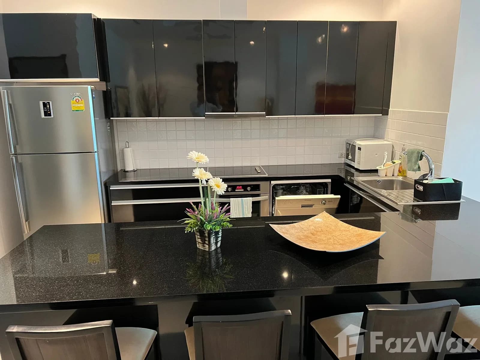 Spacious Freehold 3 Bedroom Condo with Pool 1392078 - image 4