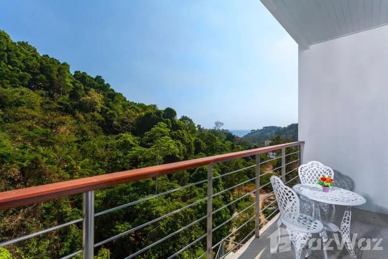 Spacious 2 bed Freehold condo with Semi Private Garden 5363341