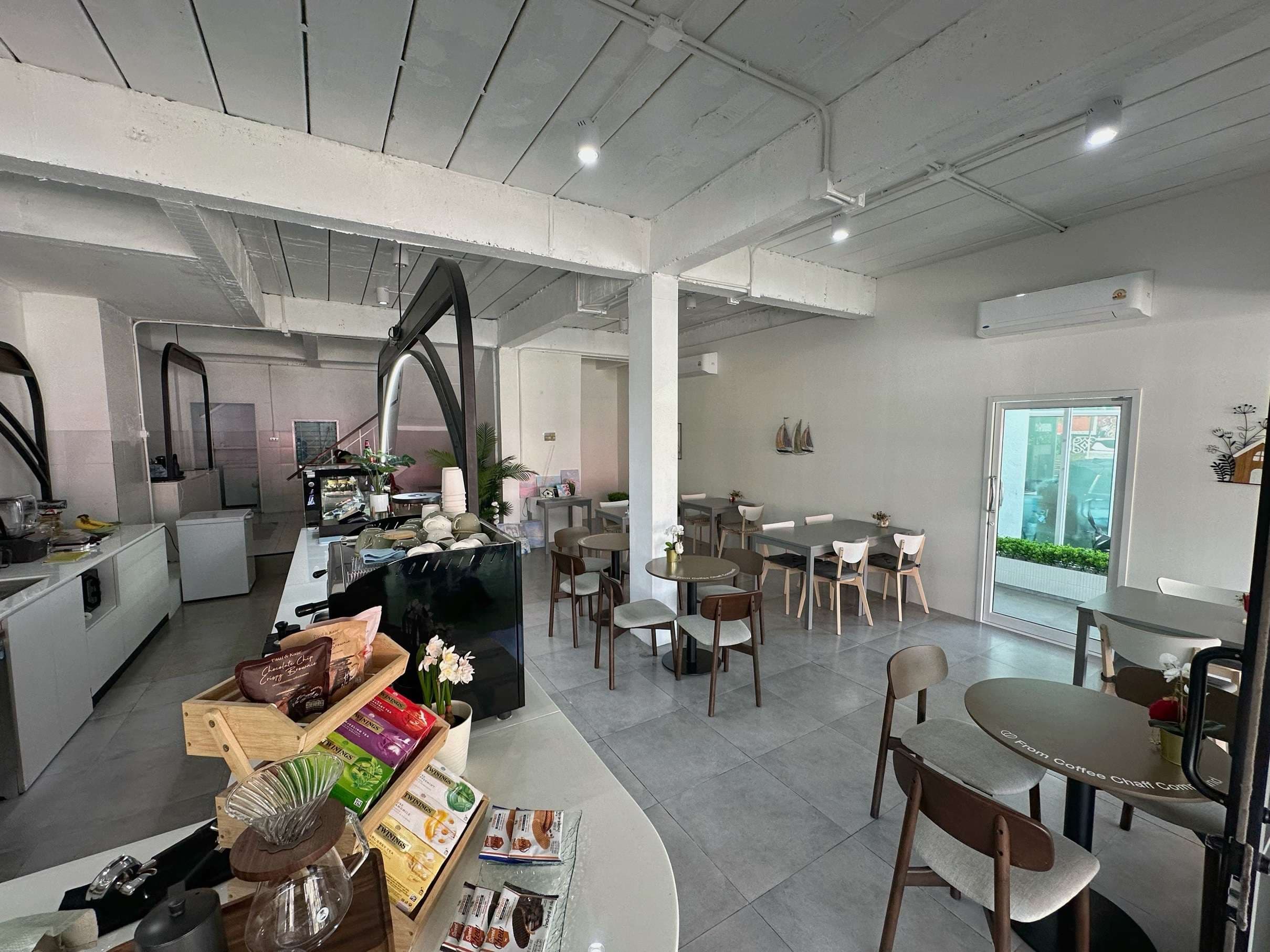 Turnkey Business, newly renovated – 1st floor partially f...