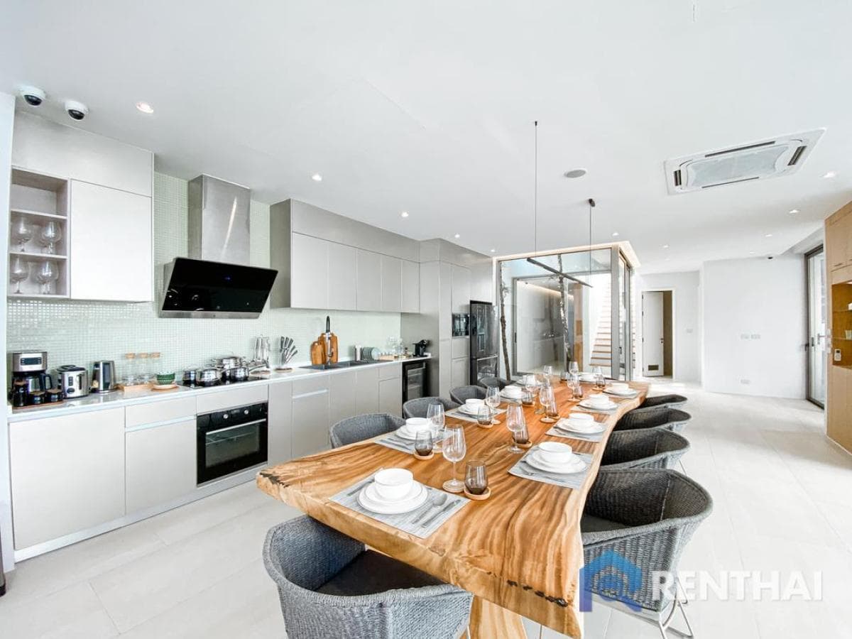 Luxurious 4bed Villa in Phuket, The Trinity Village with Private Pool and Garden - image 3