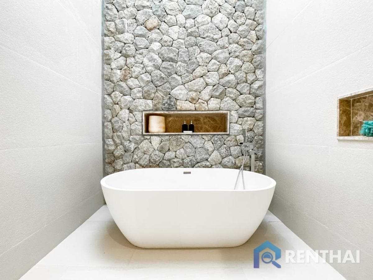 Luxurious 4bed Villa in Phuket, The Trinity Village with Private Pool and Garden - image 5