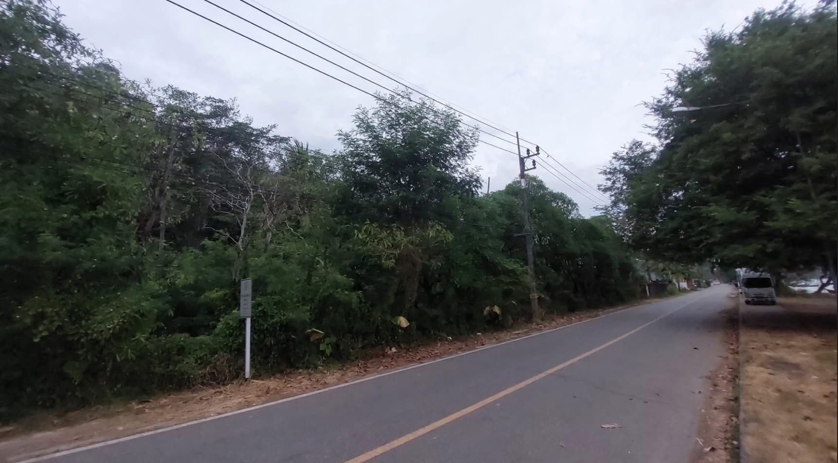 ● Prime location ● Golden Land, Por Phuket Bay | 8 Rai 238.00 Sq. 6. (3,438.00 sq.w.) | Yellow area Build up to 23 tall buildings - image 3