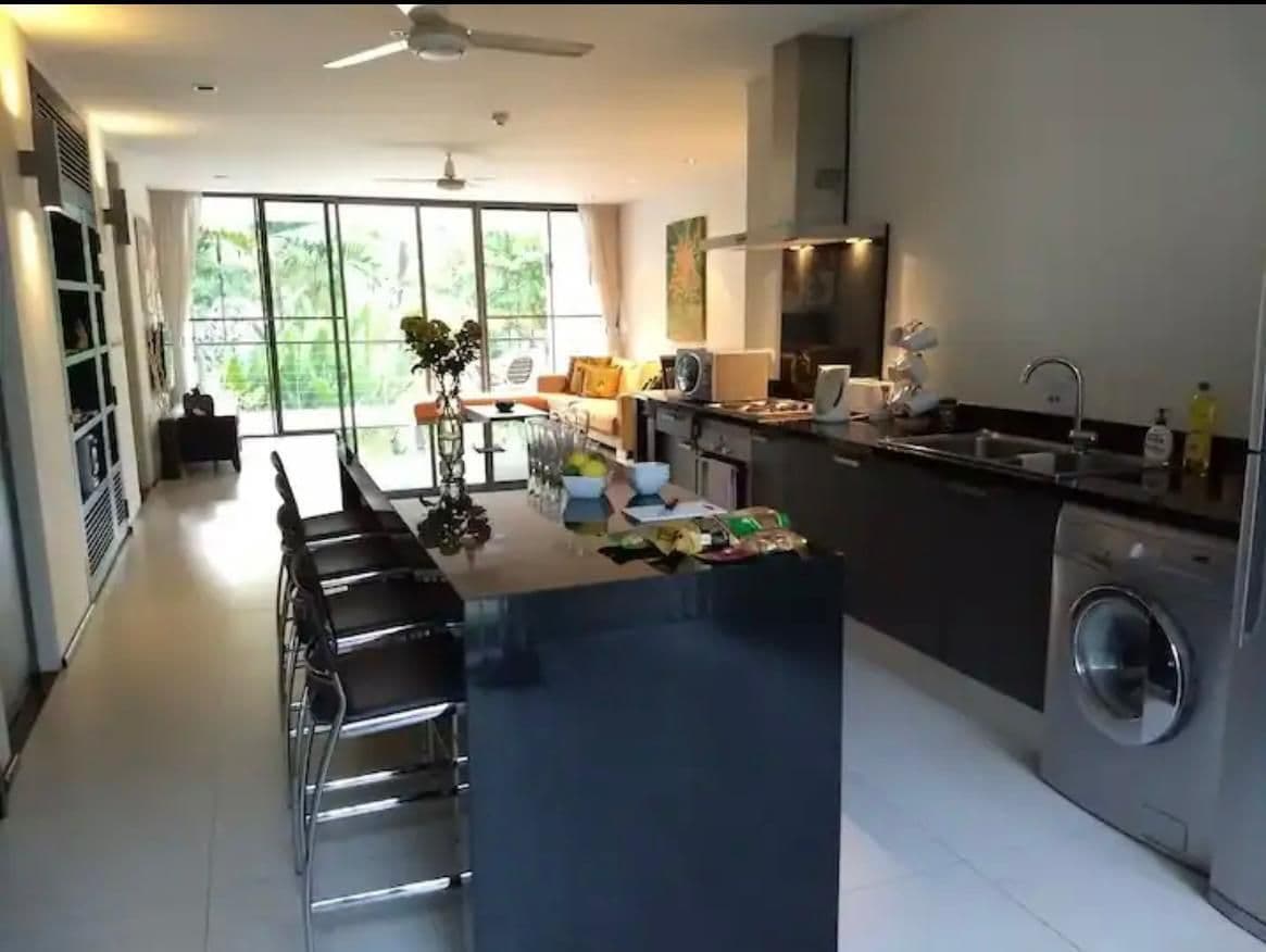 Large 2 Bedroom apartment with pool view U5565021 - image 2