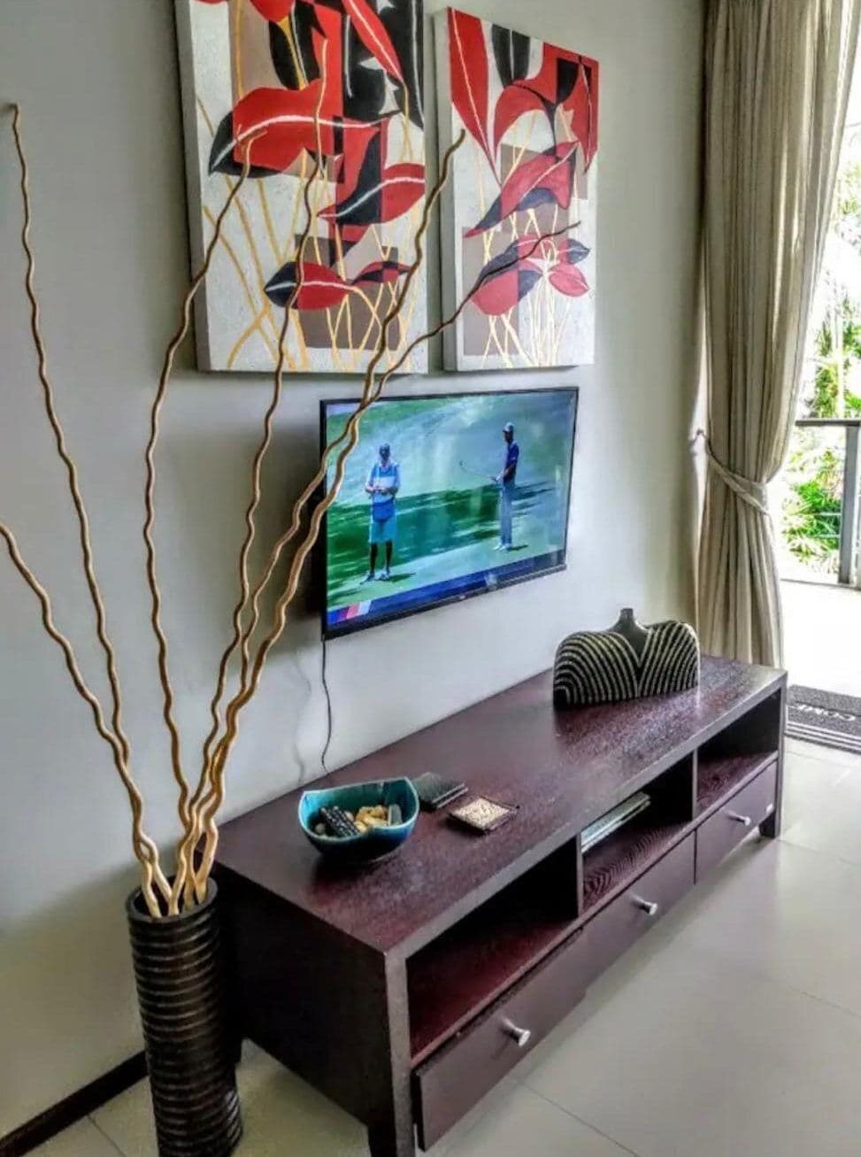 Large 2 Bedroom apartment with pool view U5565021 - image 5