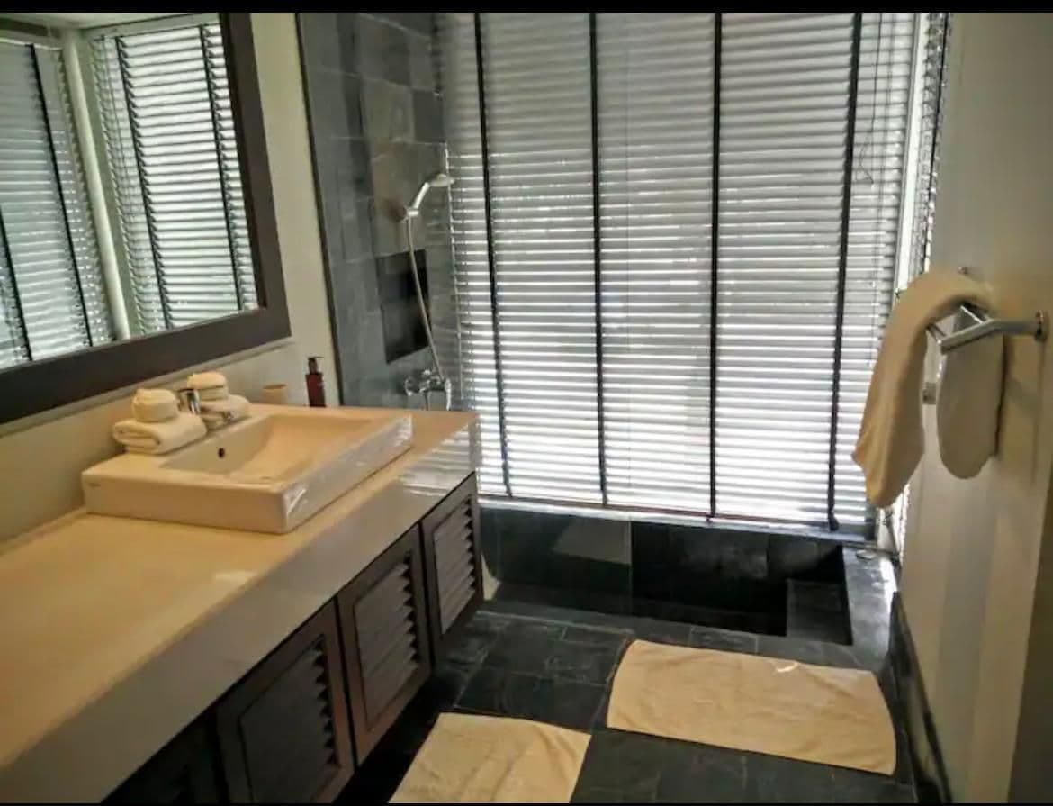 Large 2 Bedroom apartment with pool view U5565021 - image 8