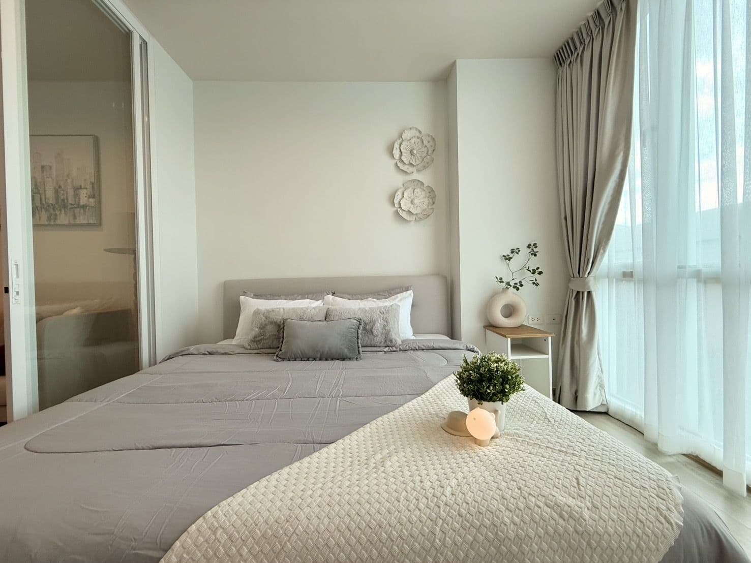 Fully Renovated Condo The Base Downtown | Walk to Central U5379083 - image 2