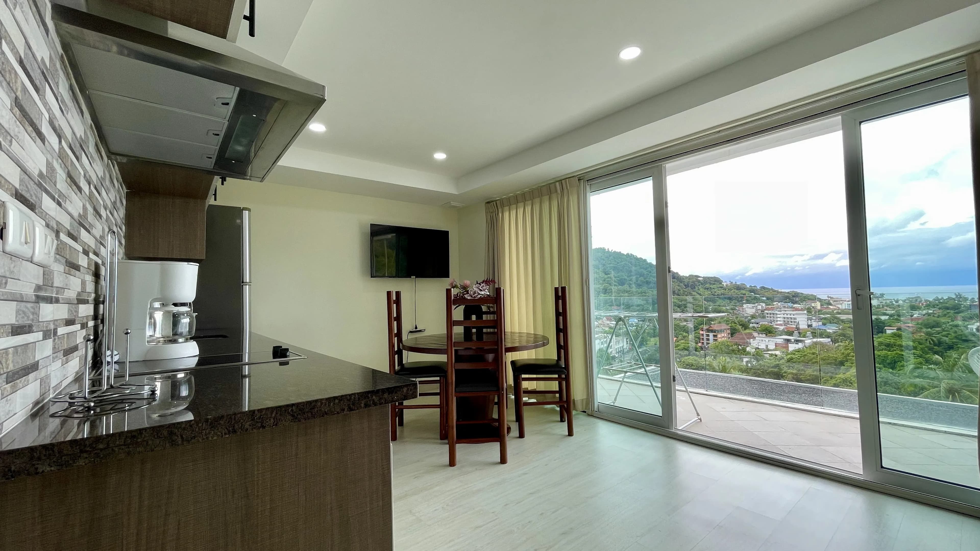 2 bedroom Seaview condominium in Kata U5344827
