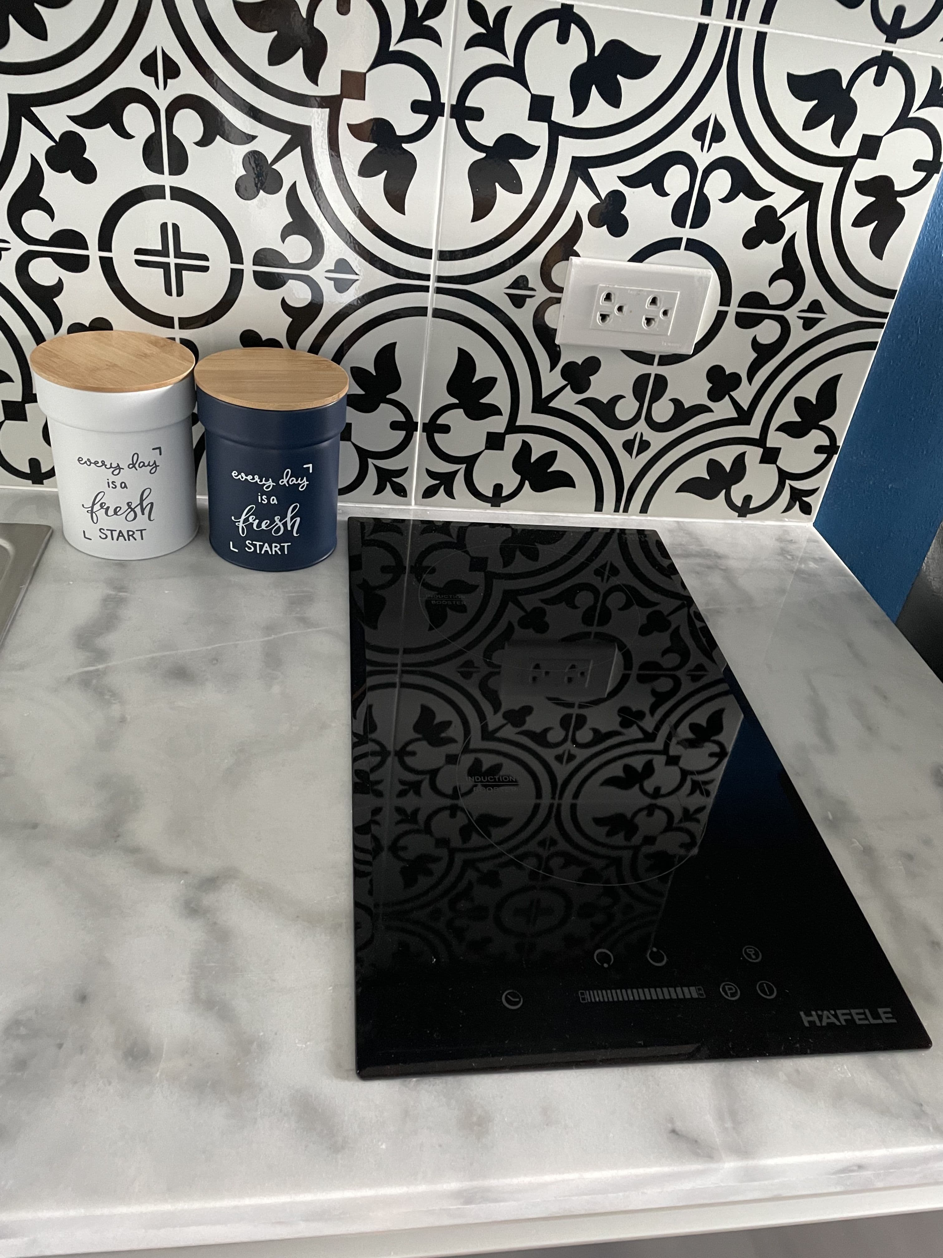 Renovated, Quiet with XL Pool and Gym, 2min Shops U1023546 - image 8