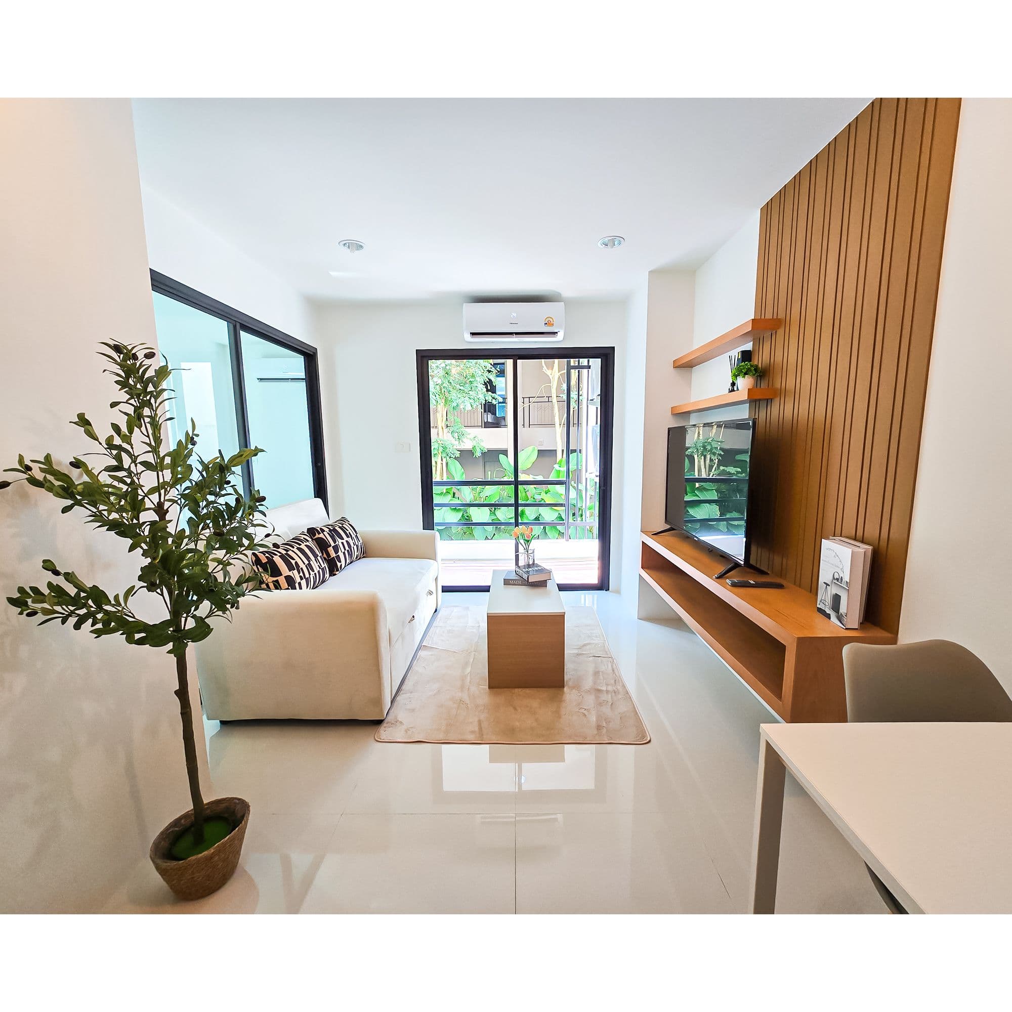 Fully renovated spacious corner one bedroom condo in Kathu U2007131