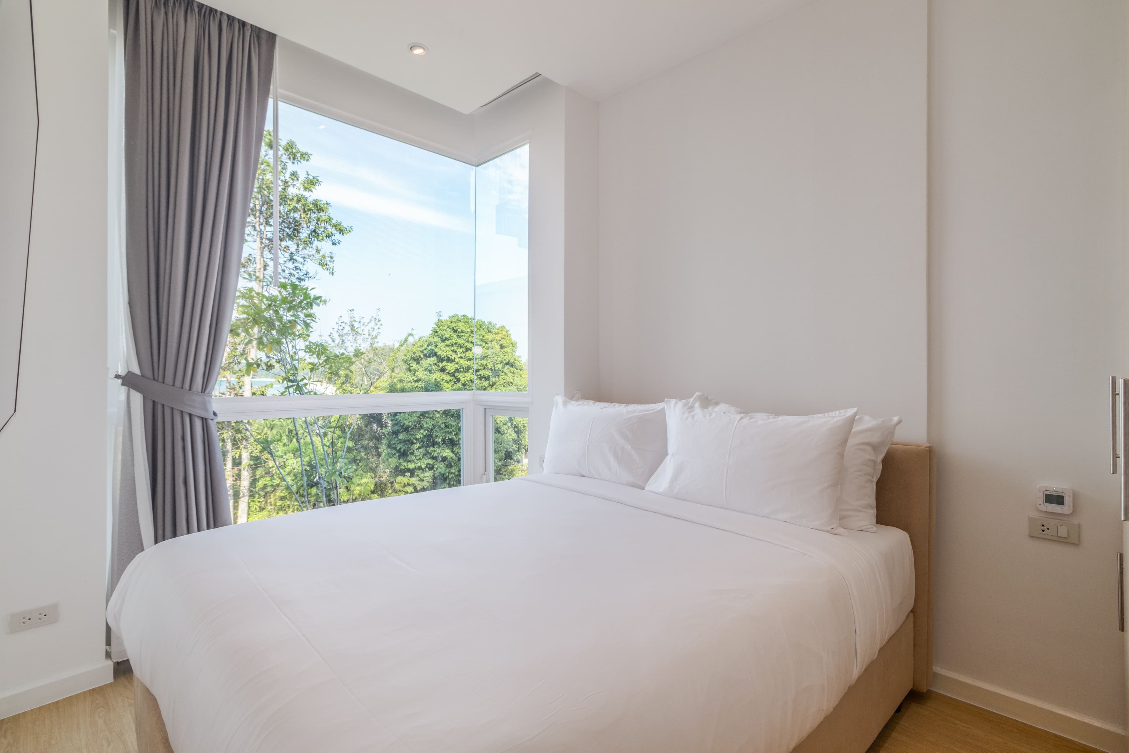 Unique Beachfront Seaview 2 Bedroom Condo For Sale U5341588 - image 7