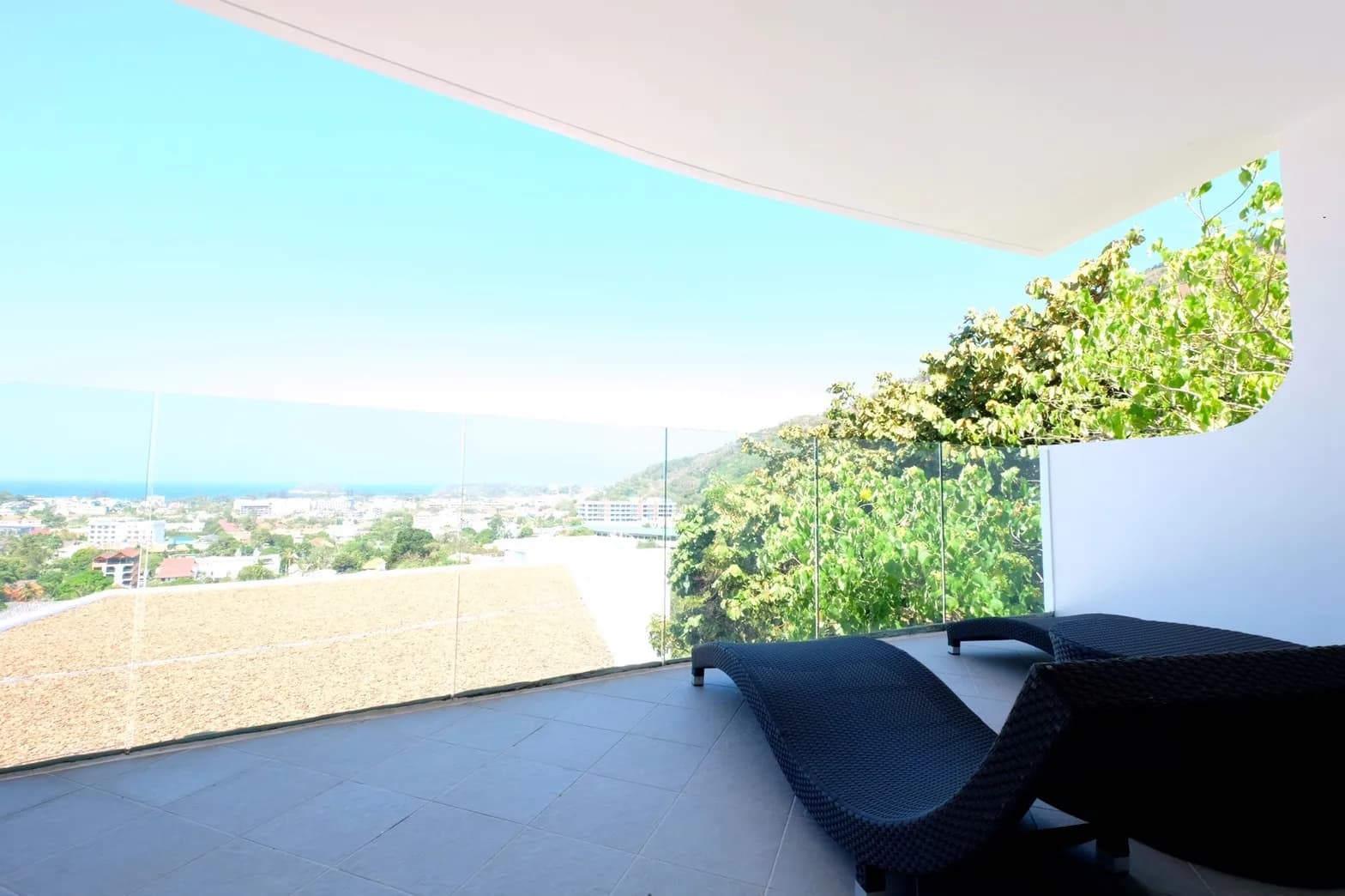 Fully renovated 2 Bedroom condo with Sea View U1104486