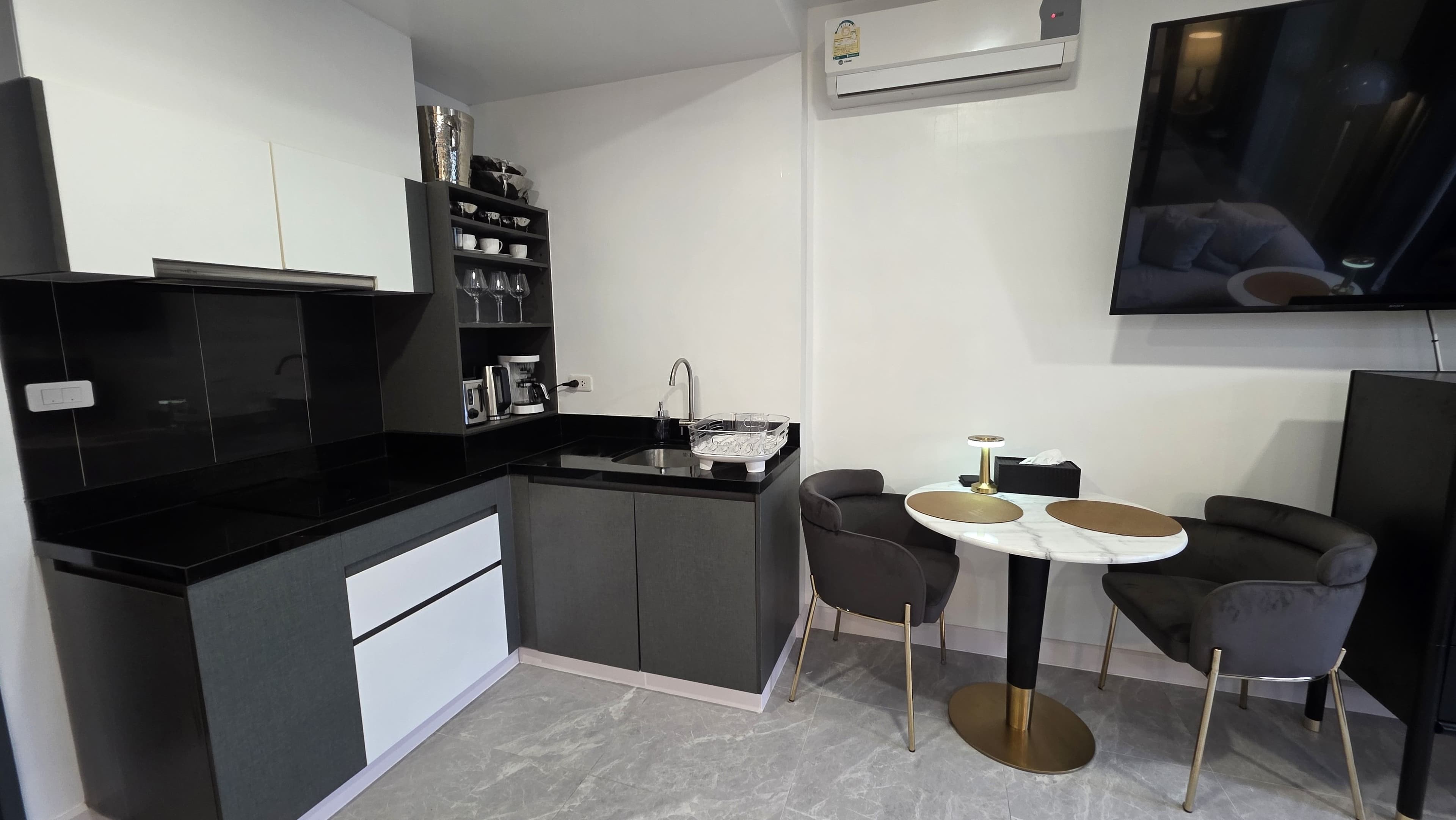 1 Bedroom Condo for sale at The Deck Patong U5367940 - image 7