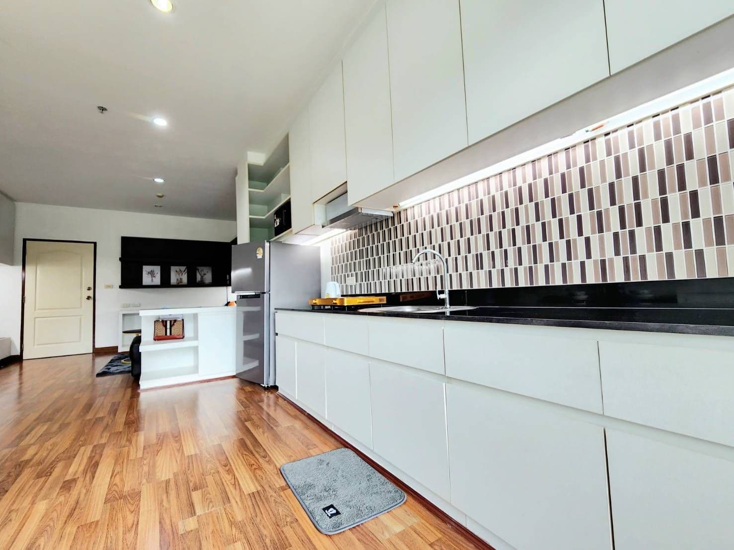 Renocated Mountain View Condo 1 Bedroom Foreigner Freehold U1836960 - image 3