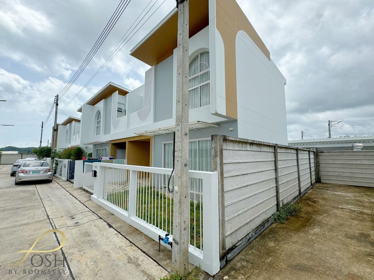 Newly built house, modern minimal style - Sira Rom Pa Lok Project - image 8