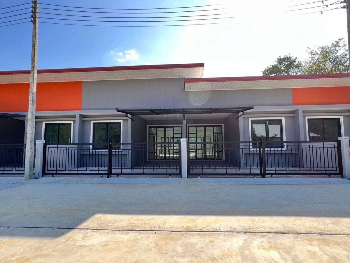 Buy and get hundreds of thousands of baht to decorate your home!! One-story townhome, newly built, prime location, Mai Khao zone, Dan Yid, Thalang District, Phuket Province.
