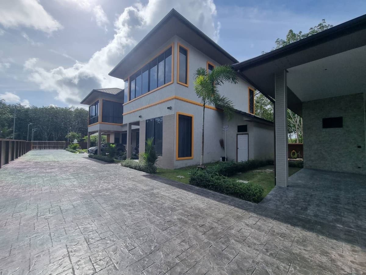 5 pool villas for sale in 1 title deed, 1.3 Rai, cheap price, with tenants, receive income immediately.