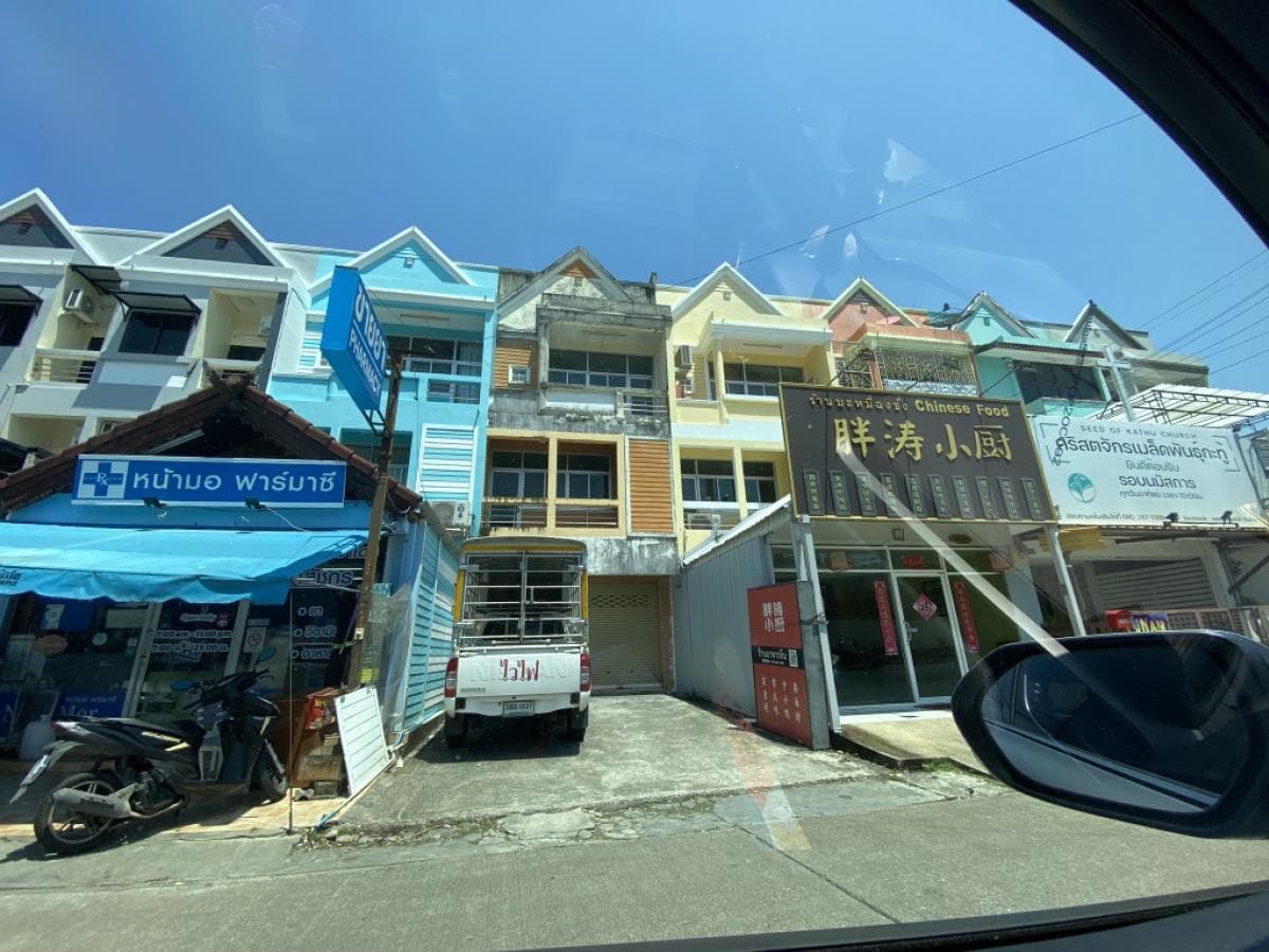 For sale with tenant (drugstore)! 03/2027 Commercial building, prime location, next to Wichit Songkhram Road, Phuket, near the entrance to Kathu University, suitable for an office, trading, clinic, restaurant (owner selling himself) - image 2