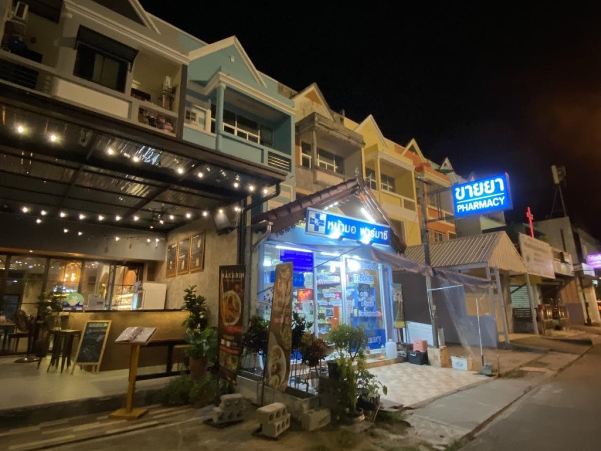For sale with tenant (drugstore)! 03/2027 Commercial building, prime location, next to Wichit Songkhram Road, Phuket, near the entrance to Kathu University, suitable for an office, trading, clinic, restaurant (owner selling himself) - image 4