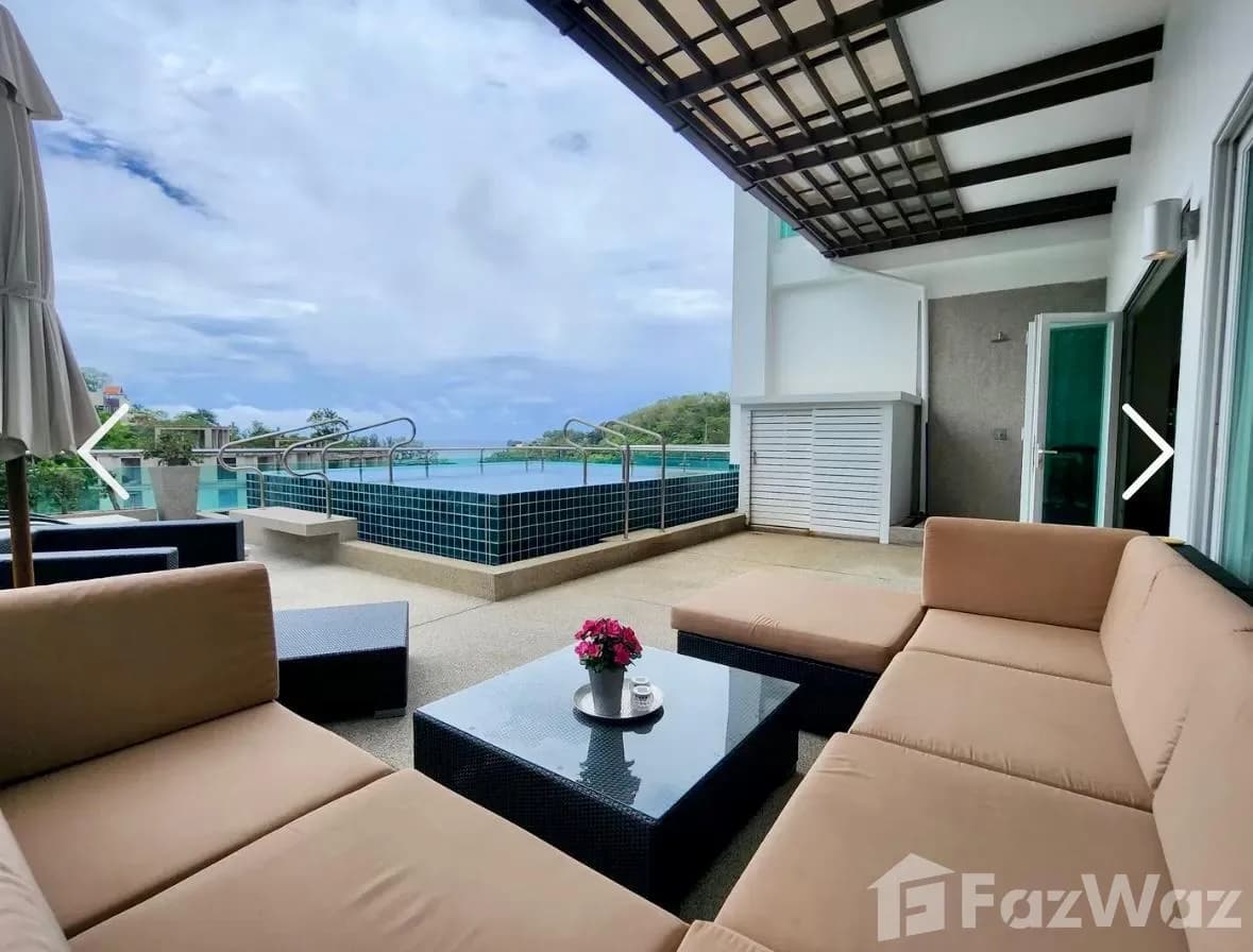 Spacious Freehold 3 Bedroom Condo with Pool 1392078