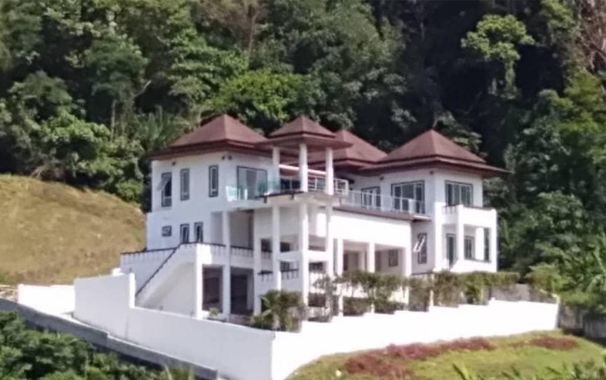 Pool villa seaview in kamala beach 🏖️ • 5 Bedroom • 5 Bathroom Land Size 152.9 SQW ( 611.6 SQM) Usage areamore than 400 SQM. Can seen and negoiate.💰Selling the price 32,000,000 THB. Negotiate If you have more budget i have option for plot of land at the