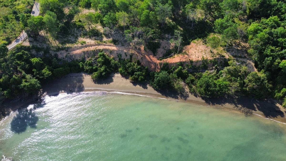 Land for sale next to Ao Po Beach, Thalang District, Phuket Province, with title deed, total area 26 rai.