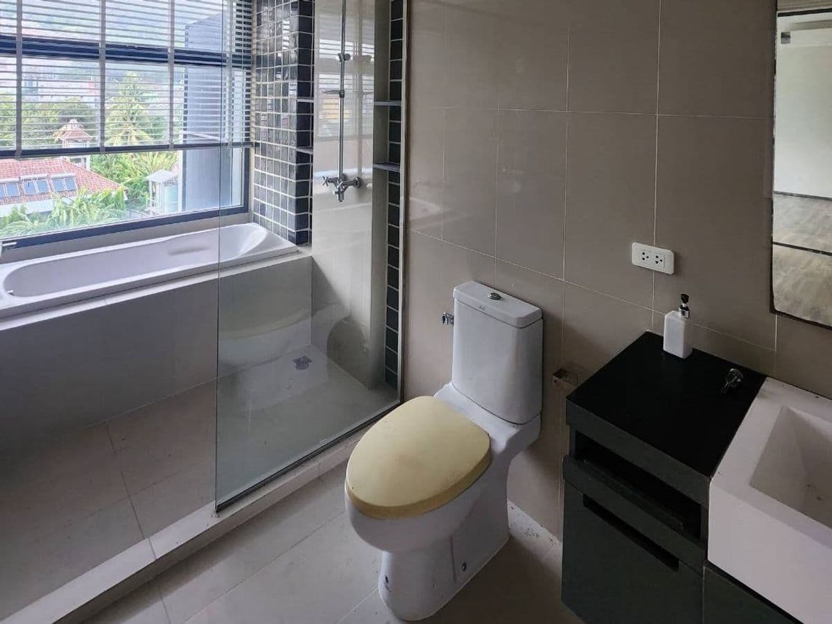 BD 11823: The Deck - image 8