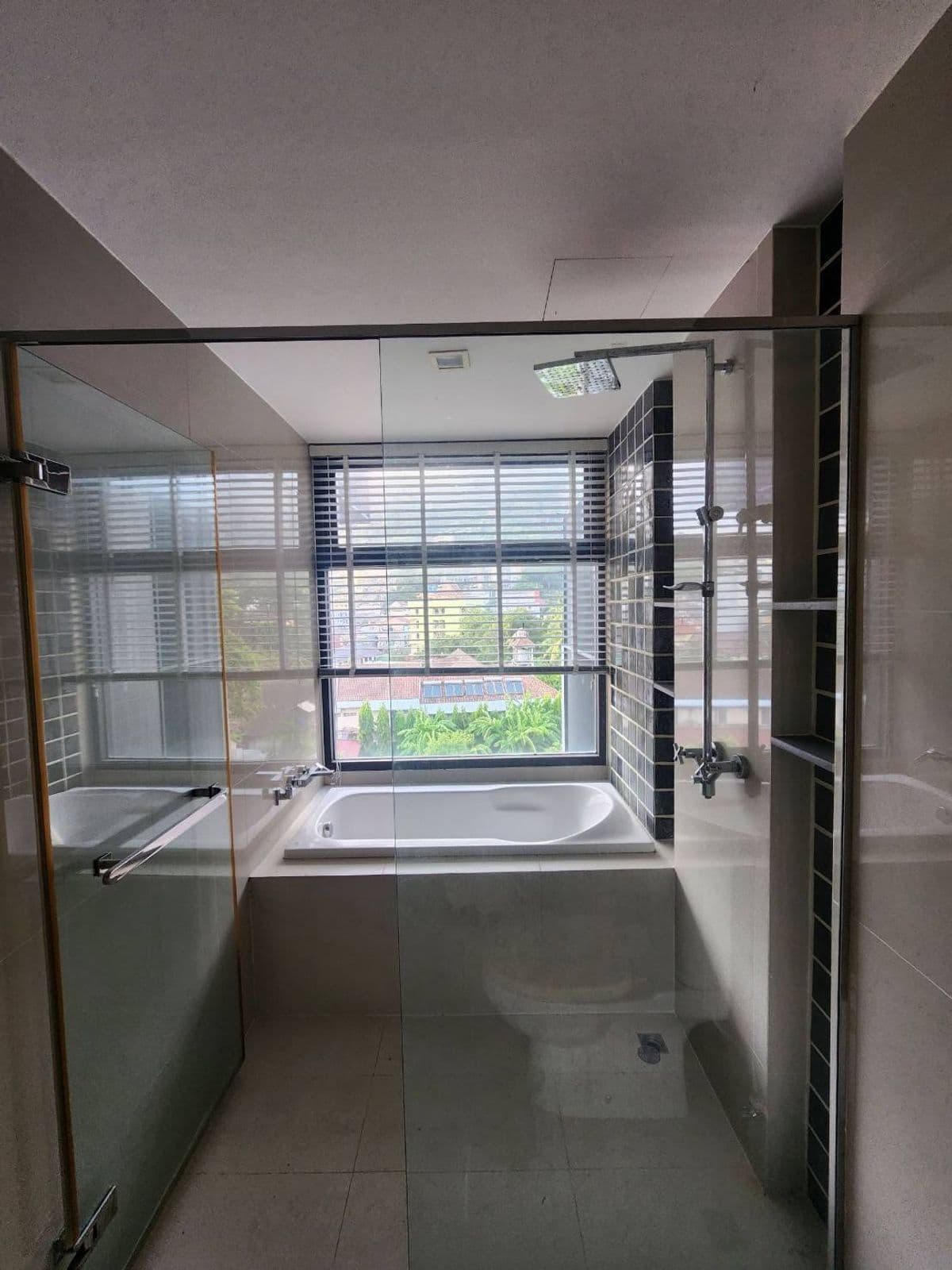 BD 11823: The Deck - image 5