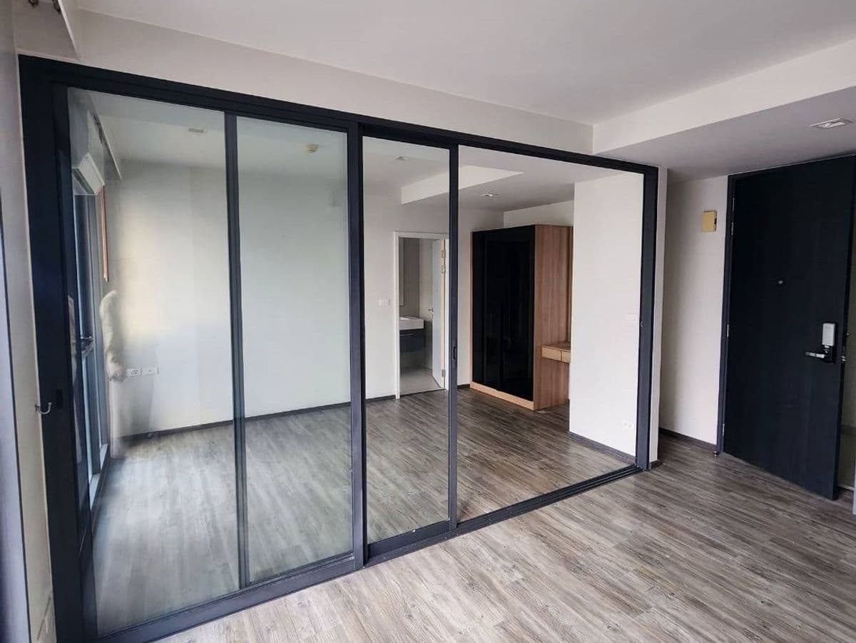 BD 11823: The Deck - image 3