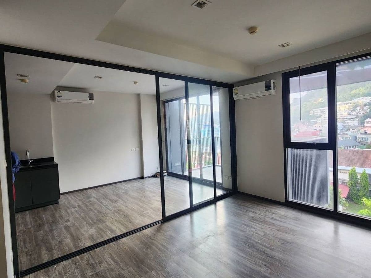 BD 11823: The Deck - image 4