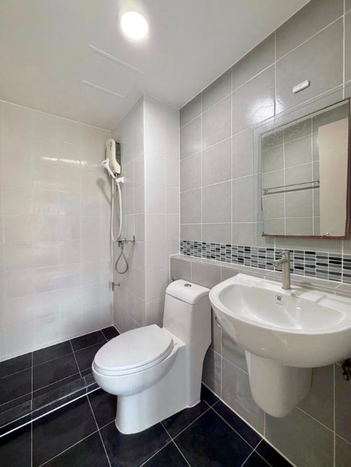 For sale: D Condo Kathu, 6th floor, pool view, 2.09 million baht.