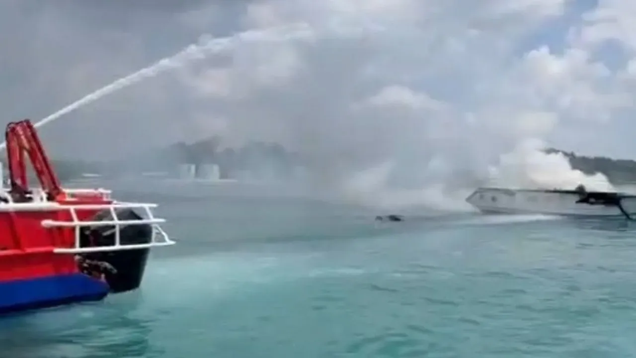 Fire on speedboat docked at Ao Makham pier: 5 staff | Phuket