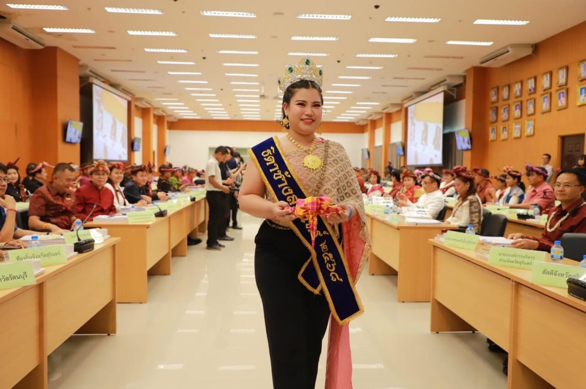 Governor invites to "Surin Elephant Songkran Festival," promoting wearing Thai fabric