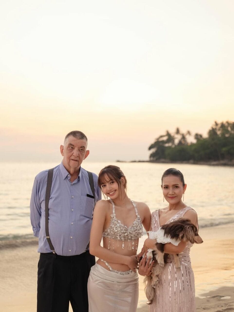 ‘Lisa Lalisa’ celebrates her 29th birthday warmly and simply, showing off a bikini look while celebrating with her family.