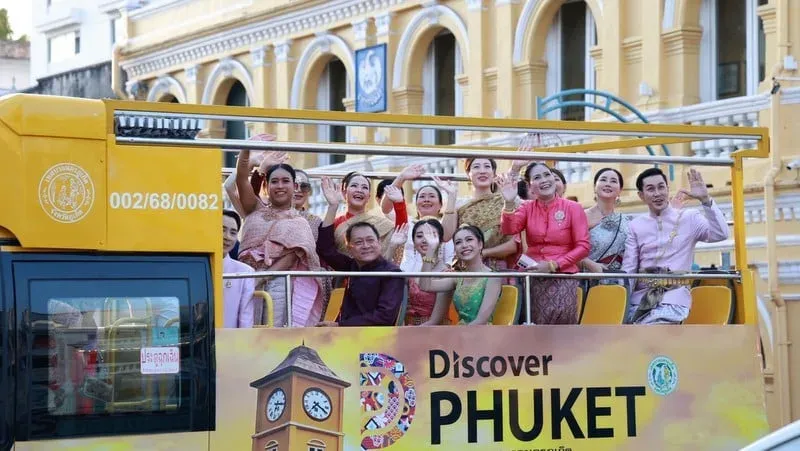 Phuket officials join nationwide traditional Thai dress campaign