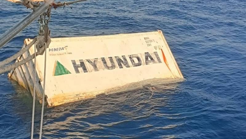 ‘Hyundai’ container spotted off Similans