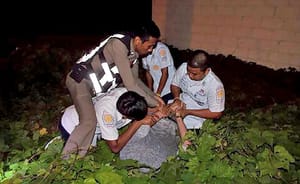 54 year old Swede dodges traffic in Thepkasattri Road, Phuket | Thaiger