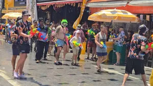 Songkran animé à Phuket : Bangla Road, le lieu le plus fréquenté, les touristes s'aspergent d'eau, forte congestion du trafic