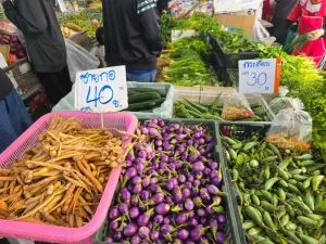 Officials visit to monitor the trading situation at Surin fresh market; overall situation is normal and goods are sufficiently supplied.