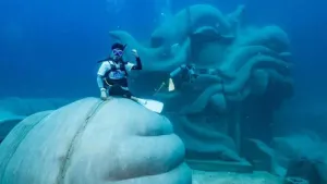 Les plongeurs profitent des nouvelles sculptures de récif Hanuman installées