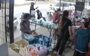 Songkran के सात खतरनाक दिनों के पहले दिन Thalang में टैक्सी मोबाइल एप्लिकेशन ड्राइवर के झपकी लेने और खड़ी मोटरबाइकों में टकराने से महिला की मौत