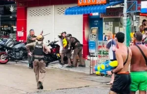 La police de Patong détient sept touristes français pour perturbation lors de Songkran – VIDÉOS