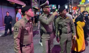 Ausländisches Paar nach öffentlicher Unanständigkeit auf Patong-Tuk-Tuk abgeschoben