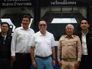 Anutin乘坐Phuket电动智能巴士前往机场，倡导拼车与节能
