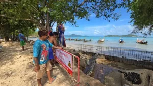 Phuket Marine Office orders halt to Rawai breakwater works
