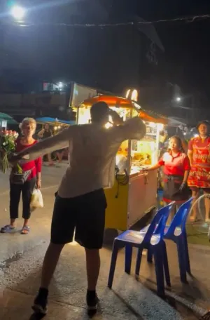 Вирусное видео показало, как туристы преследуют продавца в Patong после предполагаемого ухода без оплаты