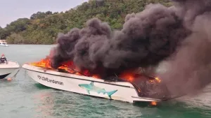 Schnellboot bei Brand vor Ao Makham in Phuket zerstört