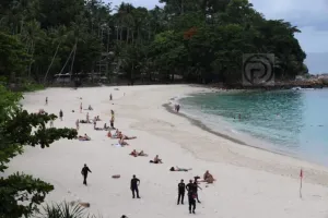 Assistant minister leads Freedom Beach land encroachment | Phuket