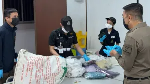 La police de Phuket saisit 6,198 kg d’héroïne dissimulés dans des vêtements thaïlandais destinés à l’Australie