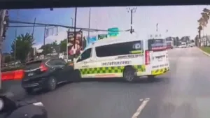 Auto prallt an Kreuzung am Thalang Hospital in Krankenwagen – Fahrer schlagen Alarm